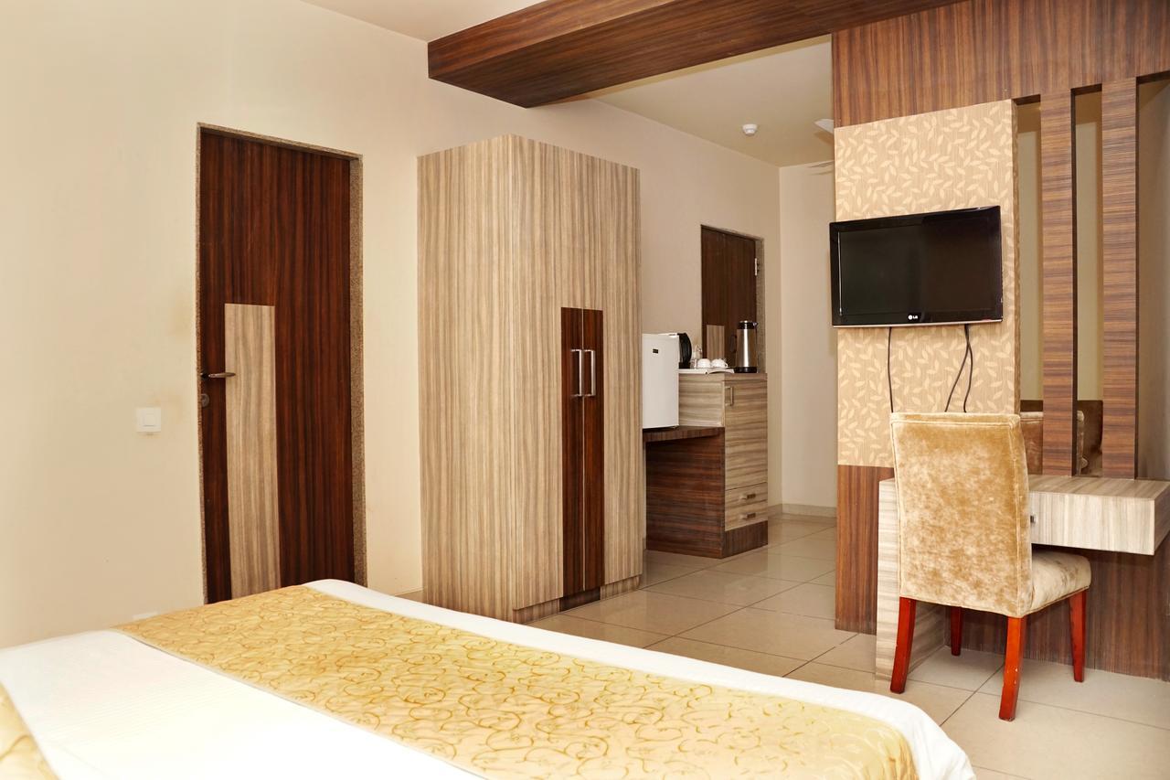 Hotel Gormoh Ахмедабад Екстериор снимка