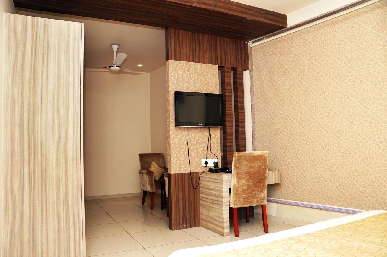 Hotel Gormoh Ахмедабад Екстериор снимка